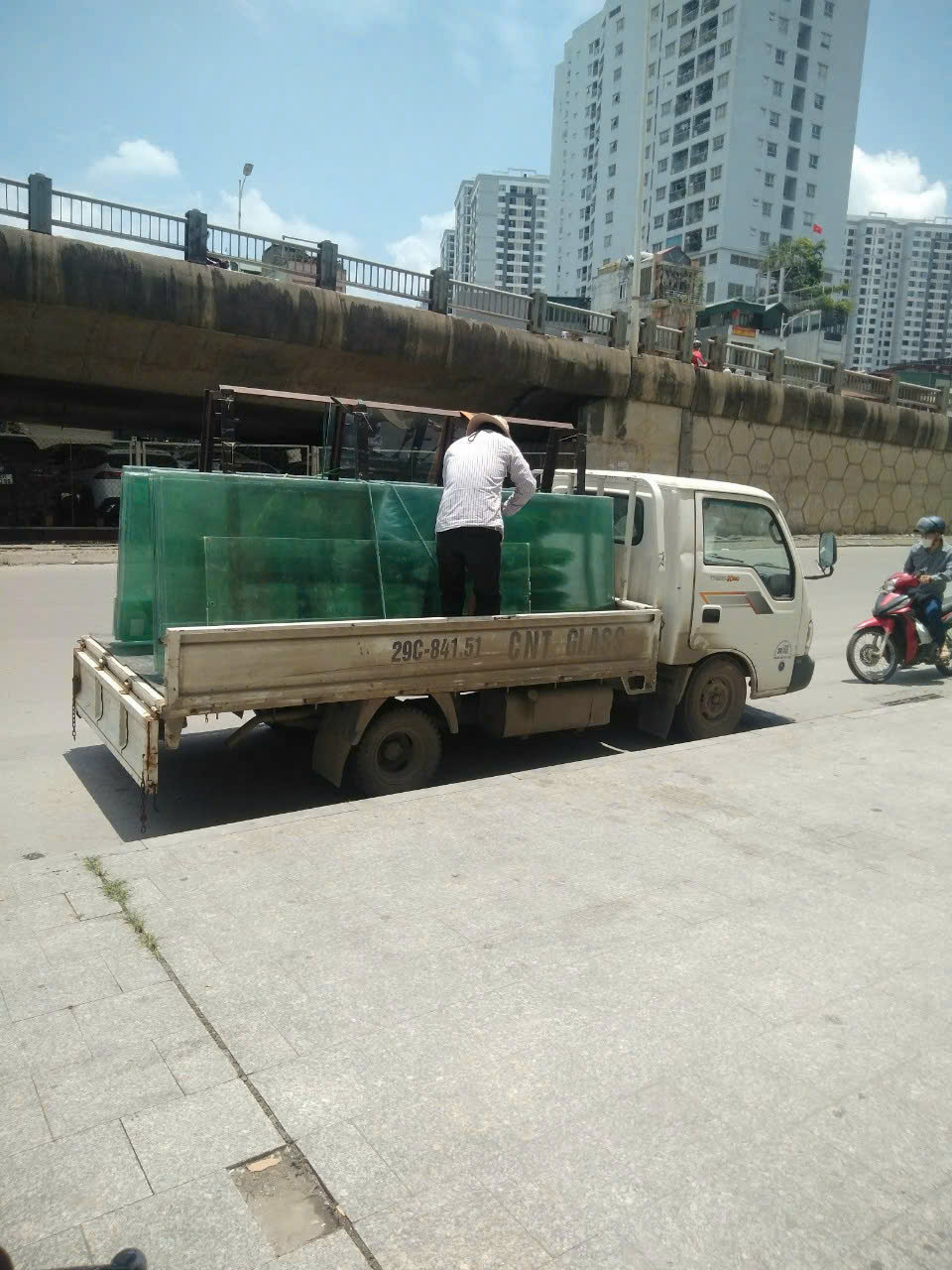 Xe tải chở kính đến khu vực công trình giữa trời nắng